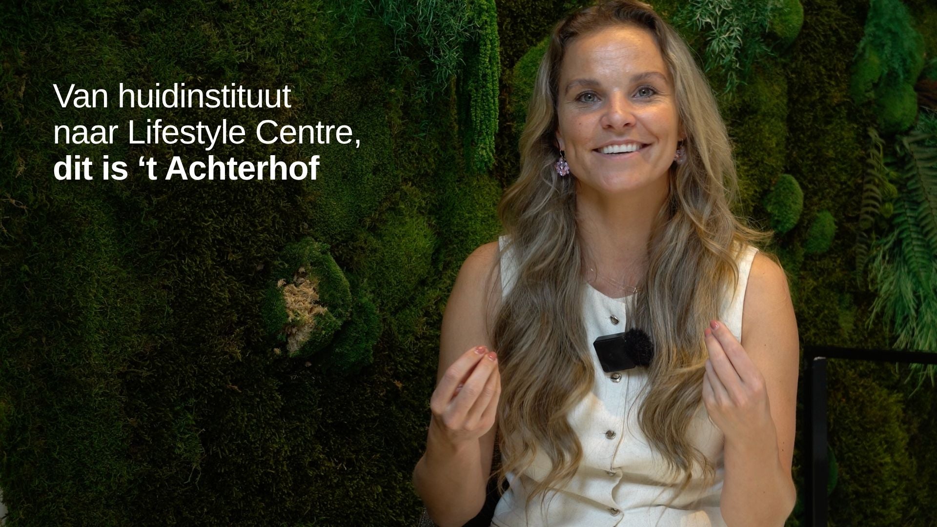 Anouschka Roerink, eigenaresse van huidinstituut en Lifestyle Centre 't Achterhof in Enschede, vertelt hoe zij huidproblemen zoals acne, ontstekingen, roodheid en een onrustige huid bij de oorzaak aanpakt. Elke behandeling start met een intake, omdat de huid een spiegel is van de binnenkant: darmen, hormonen, voeding, stress en medicatie. Naast huidbehandelingen biedt 't Achterhof yoga, darmgezondheid en voedingsadvies, events en lifestyleproducten onder één dak, voor een leven in balans