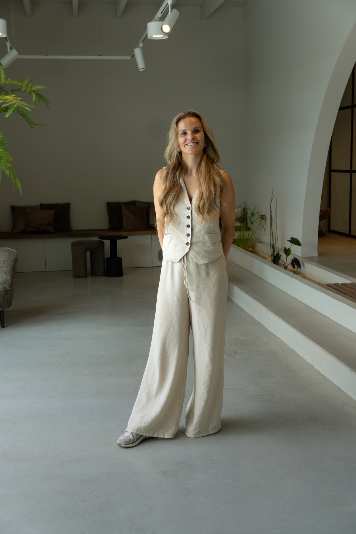 Anouschka Roerink, eigenaressa van lifestyle Centre 't Achterhof op locatie in de grote open ruimte die te huren is voor events in Enschede.