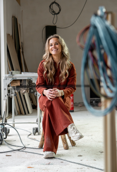 Anouschka Roerink op de bouwplaats van haar nieuwe bedrijf lifestyle centre 't Achterhof in Enschede